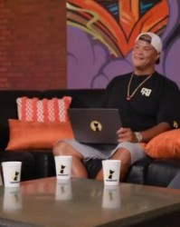 开云体育网址-库篮球运营总裁库班透露，偶遇佩林卡时对方难掩得意神色，面带神秘微笑似在暗示惊喜布局