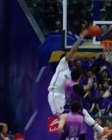 开云体育网址-NBA十佳球级别的隔扣！克里斯快攻接球霸王张弓砸扣沈梓捷！