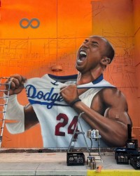 这球衣看得习惯吗？洛杉矶街头出现科比身着道奇球衣的新壁画！