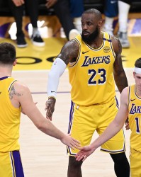 开云-詹姆斯续留湖人原因解析：商业考量、市场选择与声明影响评估