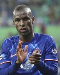 开云体育网址-记者晒杰克逊与经纪人登机视频：球员即将前往慕尼黑进行体检