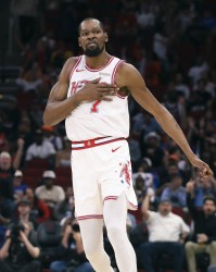 开云体育网址-暂停时研究统计表？KD：我只是在追踪比赛 看看我们打得怎么样