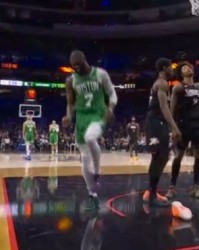 开云体育在线-无大碍！杰伦·布朗持球对抗出现崴脚 简单调整后继续作战