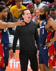 开云体育在线-哈登2场15失误！阿特金森：我们必须帮助哈登 对手包夹要积极跑动