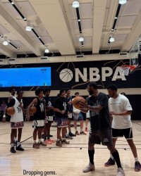 开云体育网址-欧文恢复进程良好：现身训练营指导青少年并完成投篮练习