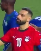 开云体育在线-追星！塞拉利昂教练和球员赛后找萨拉赫合影