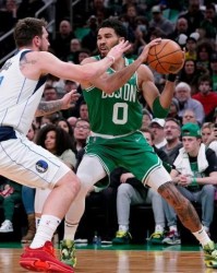 开云体育在线-球衣退役战再度输球 新星对决东契奇完胜塔图姆