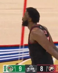 开云-恩比德包办76人开局所有得分，随后高扬双臂调动主场气氛